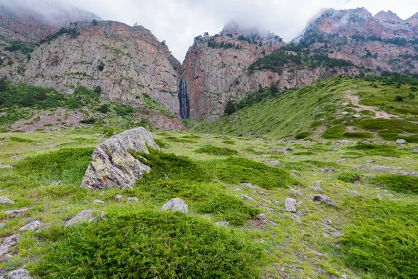 Paisaje de verano con cascada de montaña entre dos rocas — Foto de Stock