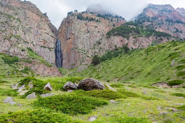 Zomer landschap met berg waterval tussen twee rotsen — Stockfoto