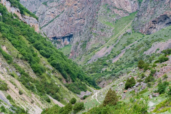 Vista de hermosas montañas en el norte del Cáucaso en un día soleado — Foto de Stock