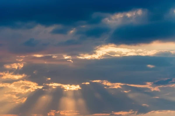 Avond skyscape met donker oranje wolken en zonnestralen voor natuurlijke achtergrond — Stockfoto