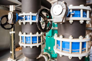 Plastik boru üzerindeki siyah vanafları kapatın