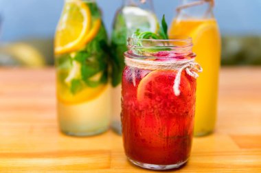 Limonata ya da naneli mojito kokteyli.