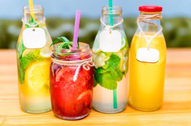 Limonata ya da naneli mojito kokteyli.