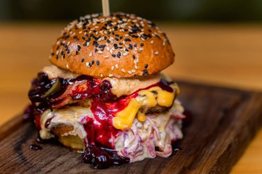 Kapatın lezzetli hamburgeri, kıyma tepside servis edin.