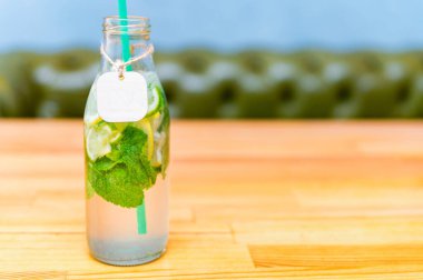 Limonata veya naneli mojito kokteyli.