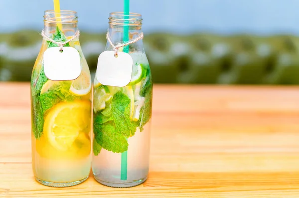 Set de botellas con limonada o cóctel mojito con limón y menta — Foto de Stock