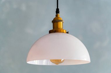 Tavanda modern beyaz avize. Yakın plan.