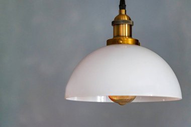 Tavanda modern beyaz avize. Yakın plan.