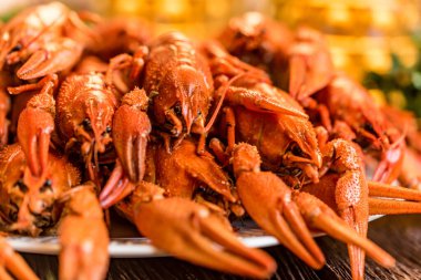 Kırsal ahşap arka planda kaynatılmış kerevit.