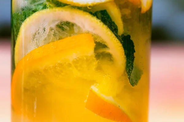 Domácí limonáda s ovocem a mátou. Closeup — Stock fotografie