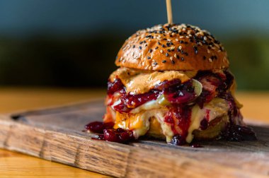 Kapatın lezzetli hamburgeri, kıyma tepside servis edin.