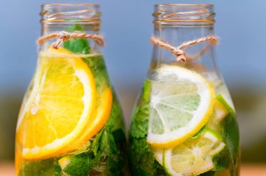 Meyve ve naneli ev yapımı limonata. Yakın çekim.