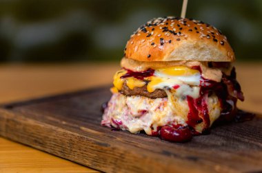 Kapatın lezzetli hamburgeri, kıyma tepside servis edin.