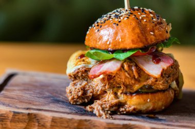 Kapatın lezzetli hamburgeri, kıyma tepside servis edin.