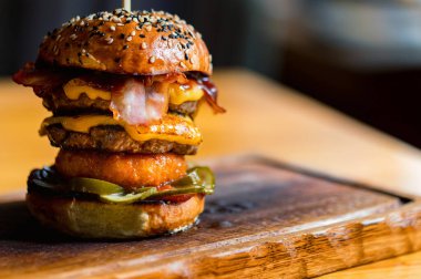 Kapatın lezzetli hamburgeri, kıyma tepside servis edin.
