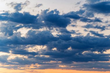 Gökyüzünde güzel bulutlarla gökyüzünde mavi bir gün doğumu.