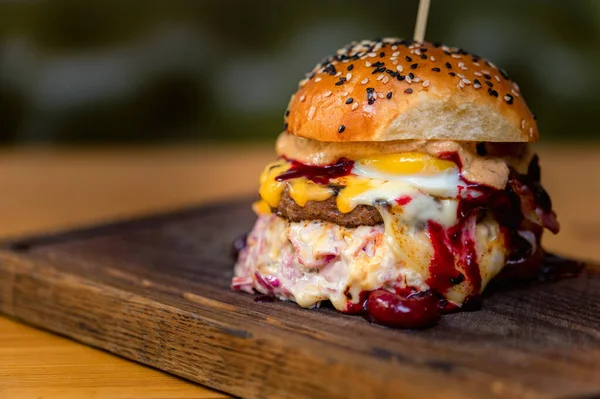 Kapatın lezzetli hamburgeri, kıyma tepside servis edin.