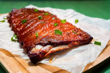 Domuz pirzolası, barbekü sosu, fıstık ve jalapeno ile ızgara yap.