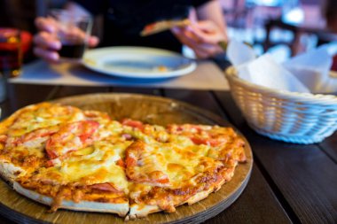 Domatesli, salamlı ve erimiş peynirli taze pizza.