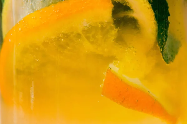 Домашний лимонад с фруктами и мятой. Крупный план — стоковое фото