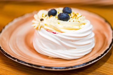 Böğürtlenli kremalı pasta. Tatlı.