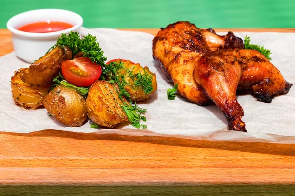 Juicy BBQ cuartos de pierna de pollo con patatas fritas. Comida para llevar — Foto de Stock