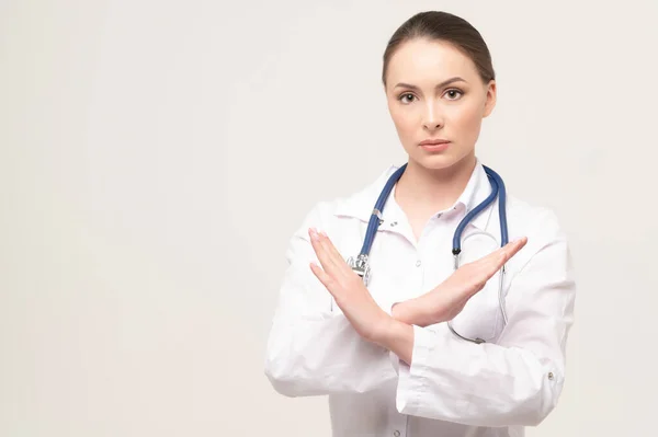 Egy vonzó fiatal női orvos portréja stop gesztussal — Stock Fotó