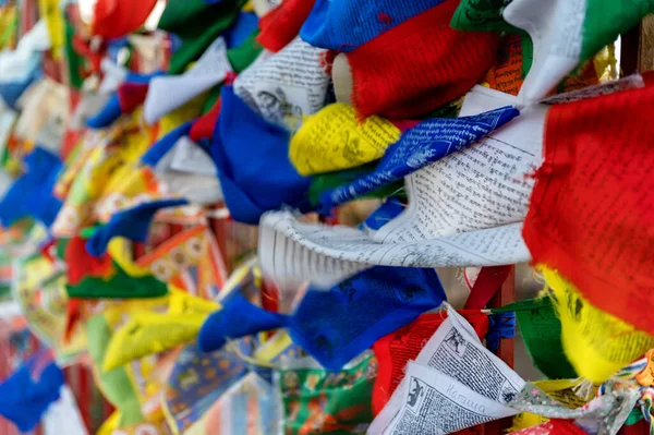 Молитвенные флаги развеваются на ветру в Калмыкии — стоковое фото