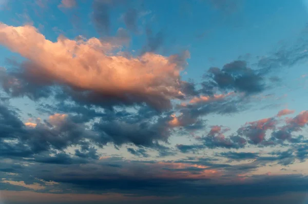 Paisaje escénico con nubes espectaculares vistas desde el avión — Foto de Stock