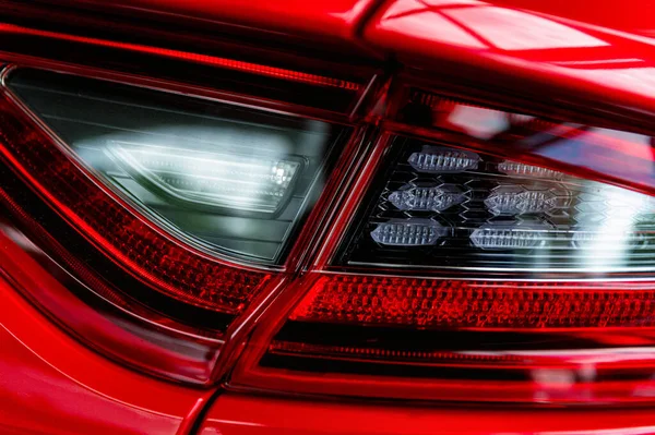 Detalle de cerca de la luz trasera del coche rojo — Foto de Stock