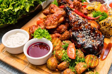 Ahşap masada sebzeli ızgara tavuk.