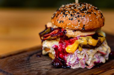 Kapatın lezzetli hamburgeri, kıyma tepside servis edin.