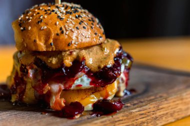 Kapatın lezzetli hamburgeri, kıyma tepside servis edin.