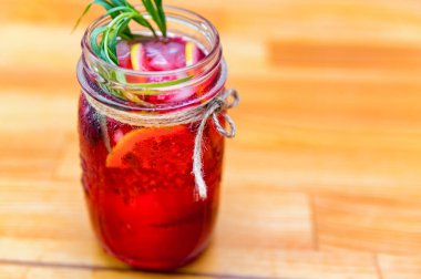 Limonata veya limon ve ahududulu mojito kokteyli.