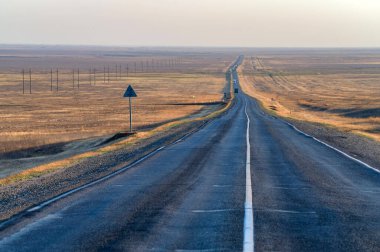 Zag, Kalmykia 'da düz uzun bozkır yolu