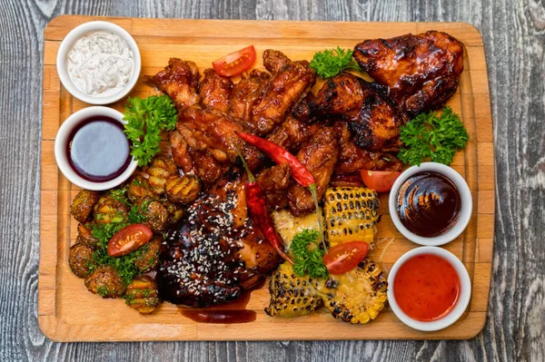 Barbacoa de pollo con verduras sobre mesa de madera vista plana — Foto de Stock
