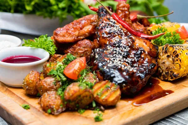 Barbacoa de pollo con verduras sobre mesa de madera — Foto de Stock