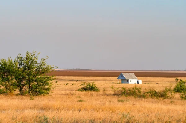Antiga quinta isolada em terras agrícolas com céu azul sem nuvens — Fotografia de Stock