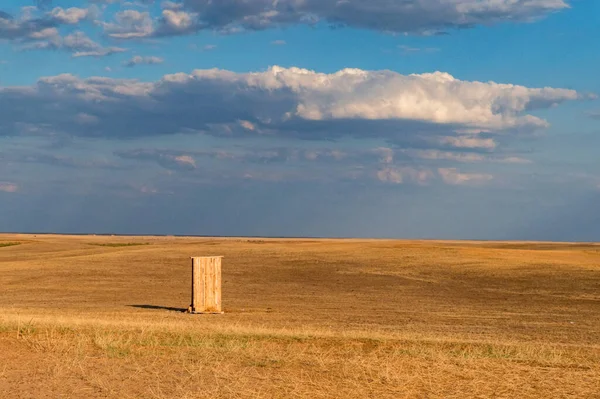 Cabana velha isolada em terras agrícolas com céu azul nublado — Fotografia de Stock