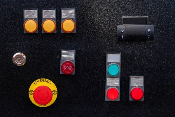 Panel de control industrial en fábrica con botones amarillos y rojos —  Fotos de Stock