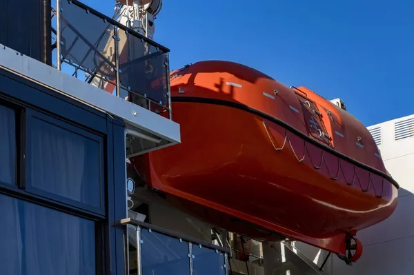 Close up of life boat on board of cruise ship — Stock Photo, Image