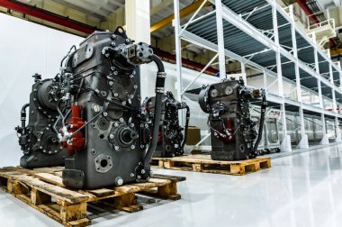 Modern traktör fabrikasında parçalanmış traktör parçaları.