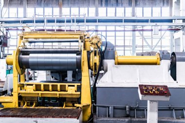 Modern traktör fabrikasında sarı kırmızı düğmeli sanayi kontrol paneli