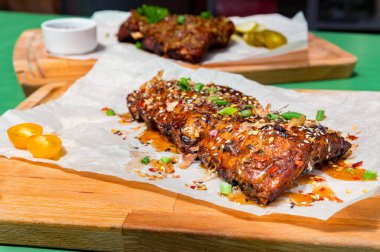 Domuz pirzolası, barbekü sosu, fıstık ve jalapeno ile ızgara yap.