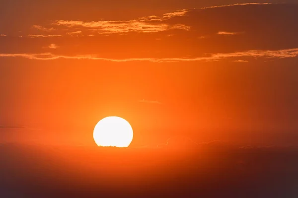 Dramatisk solnedgång himmel med mörka moln och röd sol — Stockfoto