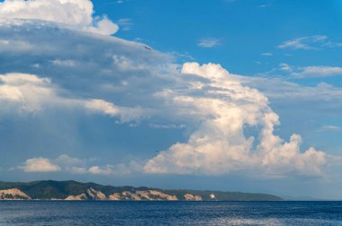 Beyaz bulutlu mavi gökyüzü ve martı arkaplanı