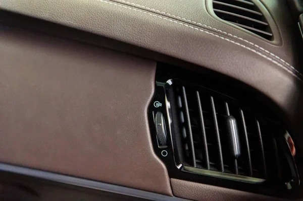 Klimatizace v moderním autě zblízka — Stock fotografie