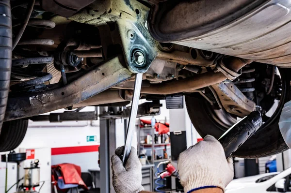 Mécanicien de voiture vérifie l'alignement du châssis ou des roues sur la station-service. — Photo