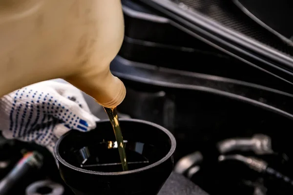 Close-up van olieverversing in een auto tijdens het gebruik. — Stockfoto