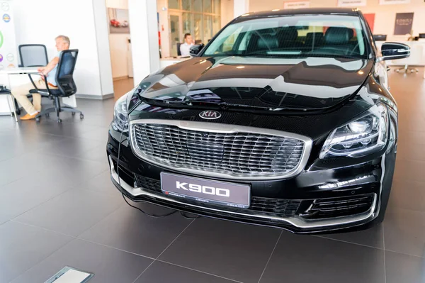 ROSTOV-ON-DON, Oroszország - CIRCA JÚNIUS 2020: Kia K900, új népszerű modell — Stock Fotó